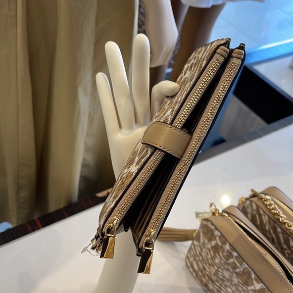 MICHAEL KORS LARGE DOUBLE ZIP WRISTLET WALLET PHONE CASE CLUTCH 
Camel Multi - Picture 12 of 16